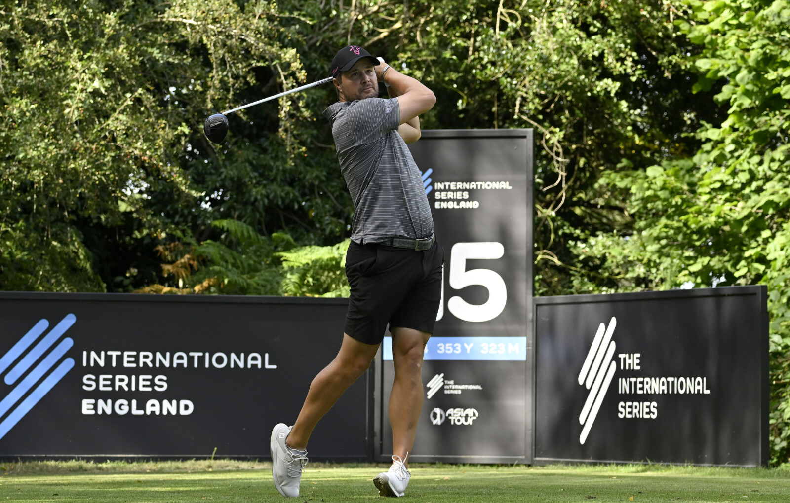 LIV Golf star Uihlein smashes Foxhills course record to grab lead – Golf News